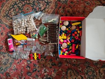 Houten kralen, haarspelden, belletjes en broches beschikbaar voor biedingen