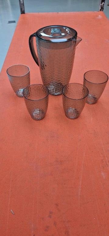 Schenkkan met 4 bekers  beschikbaar voor biedingen