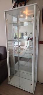Te Koop witte 2 deurs Vitrinekast, Ophalen, 50 tot 100 cm, 150 tot 200 cm, 25 tot 50 cm