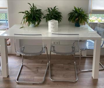 Bijna gratis 4 eetkamer stoelen beschikbaar voor biedingen