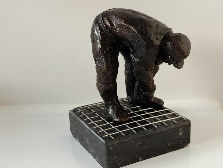 bronzen beeldje Marlies Noordkamp "de ijzervlechter", Verzamelen, Beelden en Beeldjes, Zo goed als nieuw, Mens, Ophalen of Verzenden