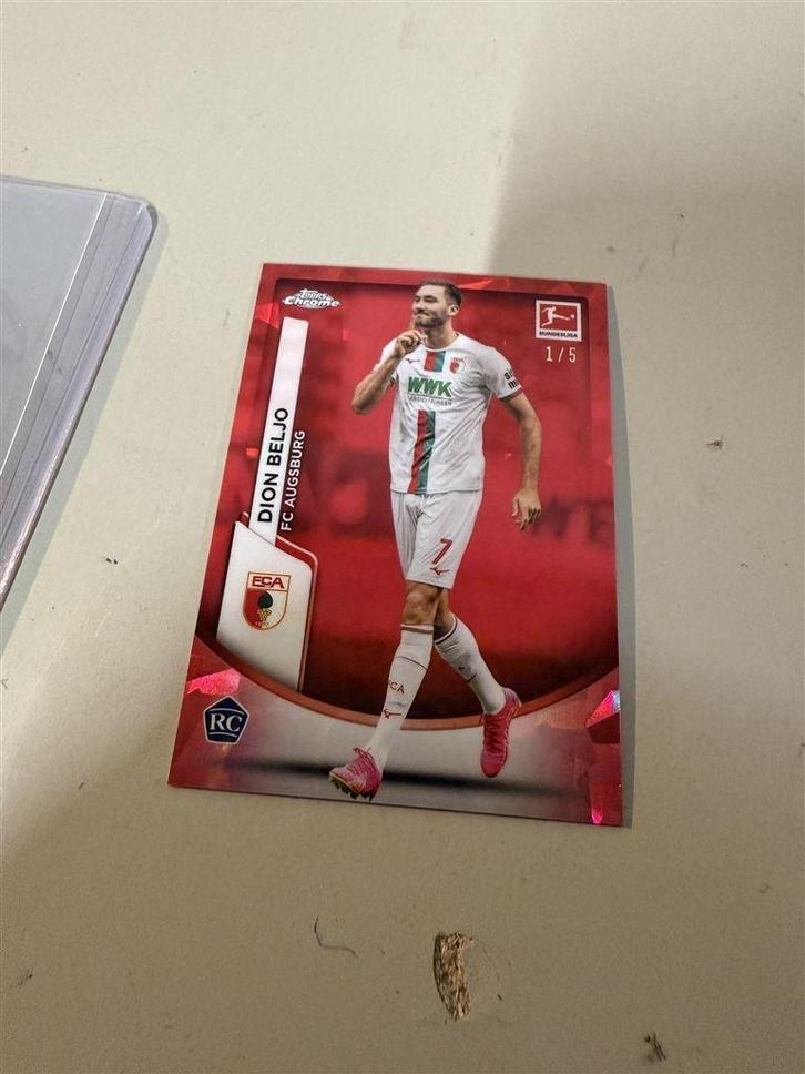 Voetbal plaatje - 2023-24 Topps Dion Beljo 3 Rookie Red /5 -, Verzamelen, Sportartikelen en Voetbal, Zo goed als nieuw, Poster, Plaatje of Sticker