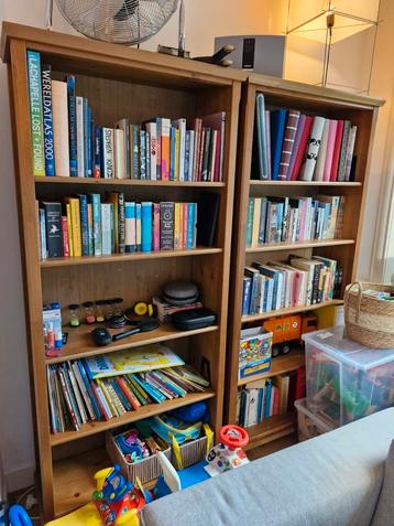 2x houten boekenkast beschikbaar voor biedingen