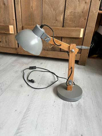 Bureau lamp beschikbaar voor biedingen