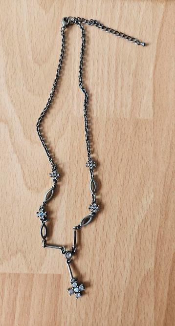 Ketting met meerdere steentjes beschikbaar voor biedingen
