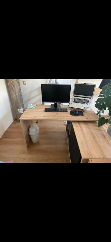 Groot bureau met kastruimte beschikbaar voor biedingen