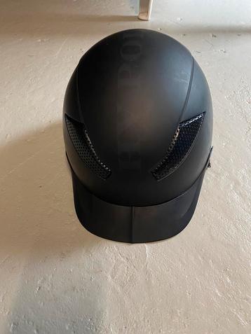 Mooie zwarte cap te koop beschikbaar voor biedingen