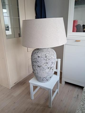 Robuuste kruiklamp + kap beschikbaar voor biedingen