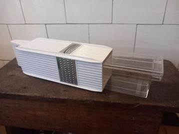 rasp, grater met afsluitbaar opvangbakje bewaarbakje handig! beschikbaar voor biedingen