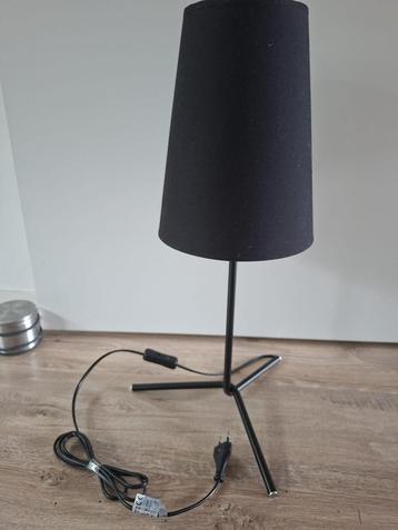 Leuke dressoir of tafel lamp beschikbaar voor biedingen