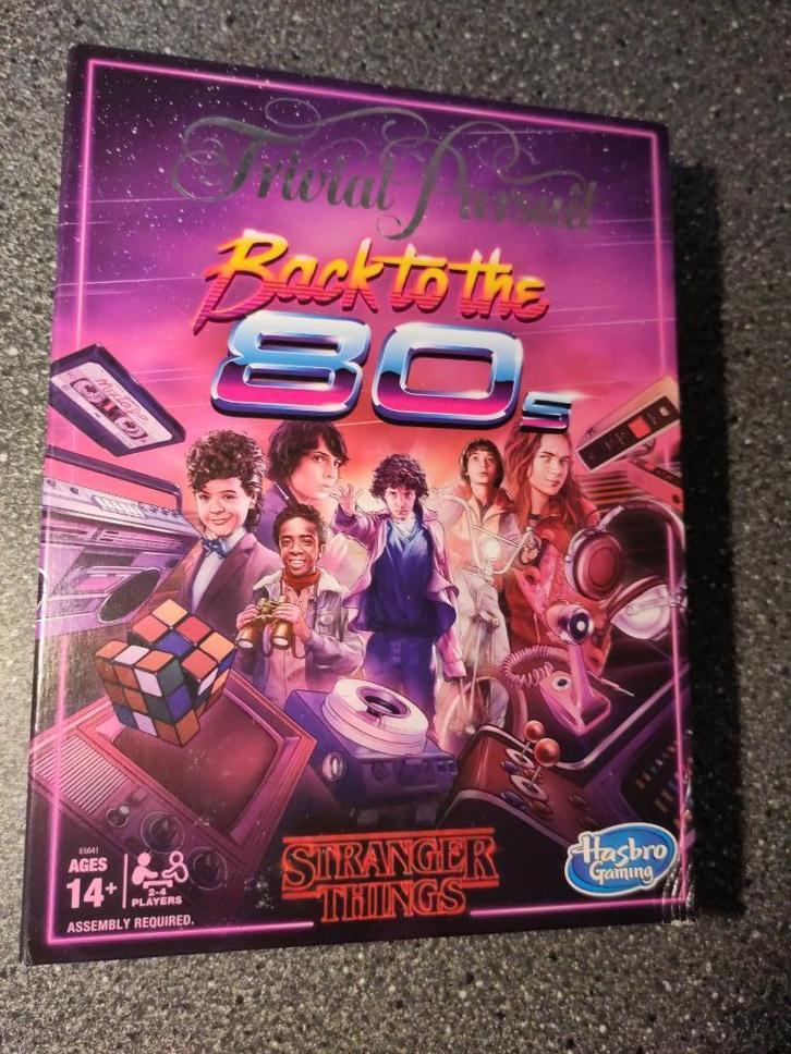 TRIVIAL PURSUIT BACK TO THE 80S - STRANGER THINGS, Hobby en Vrije tijd, Gezelschapsspellen | Bordspellen, Gebruikt, Een of twee spelers