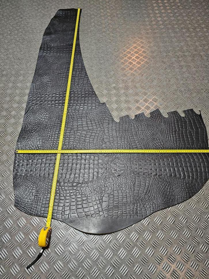 Tuig - Leer Petit-Noir(zie omschrijving!)crocoprint, Hobby en Vrije tijd, Stoffen en Lappen, Nieuw, Leer of Kunstleer, 30 tot 120 cm