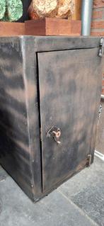 Oude metalen kast met kluisje en sleutel, Antiek en Kunst, Ophalen