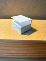 Kastje bijzettafel met lade - hxbxd 2.5x4x3cm - kunststof, Ophalen of Verzenden, Zo goed als nieuw, Poppenhuis