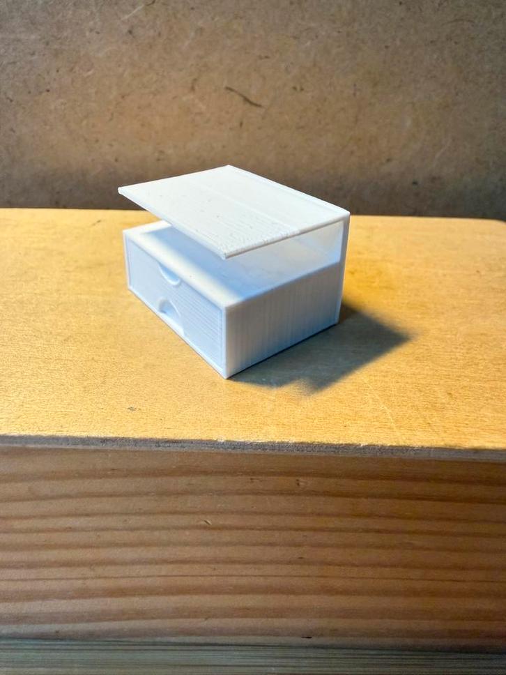 Kastje bijzettafel met lade - hxbxd 2.5x4x3cm - kunststof, Verzamelen, Poppenhuizen en Toebehoren, Zo goed als nieuw, Poppenhuis