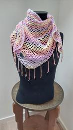 Gehaakte sjaal omslagdoek roze paars met kraaltjes, Kleding | Dames, Ophalen of Verzenden, Nieuw, Maat 46/48 (XL) of groter, Sjaal