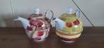 Twee theepotten met kopjes - 'Reasons to be...' porselein, Ophalen, Zo goed als nieuw, Overige stijlen, Kop(pen) en/of Schotel(s)