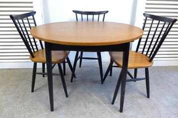  set ronde retro vintage eettafel en 4 tapiovaraa stoelen  beschikbaar voor biedingen