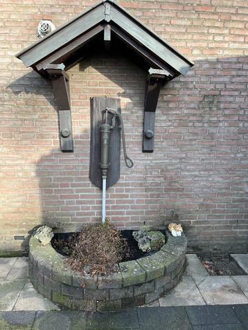 Vintage messing / koperen waterpomp , pomp met afdakje beschikbaar voor biedingen