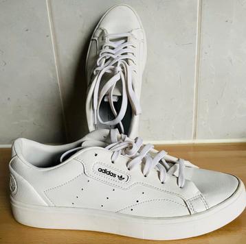 Adidas witte dames schoenen beschikbaar voor biedingen