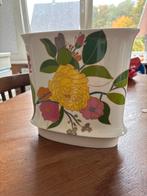 Witte vaas met bloemmotief, Huis en Inrichting, Woonaccessoires | Vazen, 50 tot 75 cm, Wit, Aardewerk of Porselein, Ophalen of Verzenden