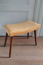 Vintage voetenbankje okergeel kruk krukje retro voetenbank, Minder dan 50 cm, Minder dan 50 cm, Ophalen of Verzenden, Stof