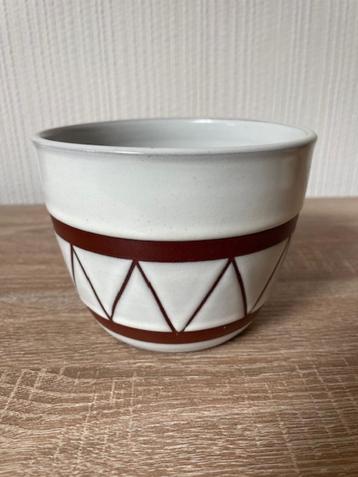 Bloempot met driehoek afbeeldingen beschikbaar voor biedingen