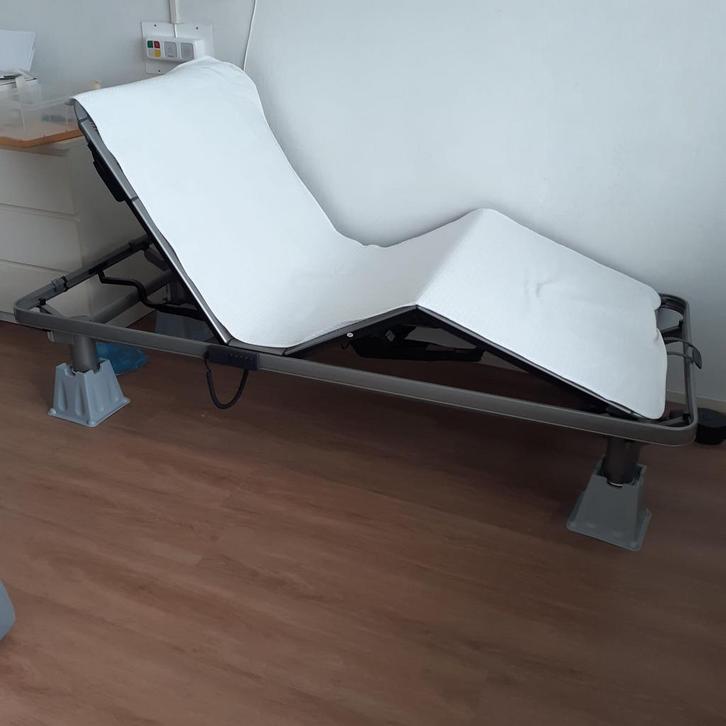 Auping elektrisch verstelbaar 1 persoonsbed., Huis en Inrichting, Slaapkamer | Bedden, Zo goed als nieuw, Eenpersoons, 90 cm, 200 cm
