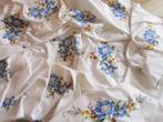 Geborduurd tafelkleed met blauwe bloemen rond tafelkleed, Antiek en Kunst, Antiek | Kleden en Textiel, Verzenden