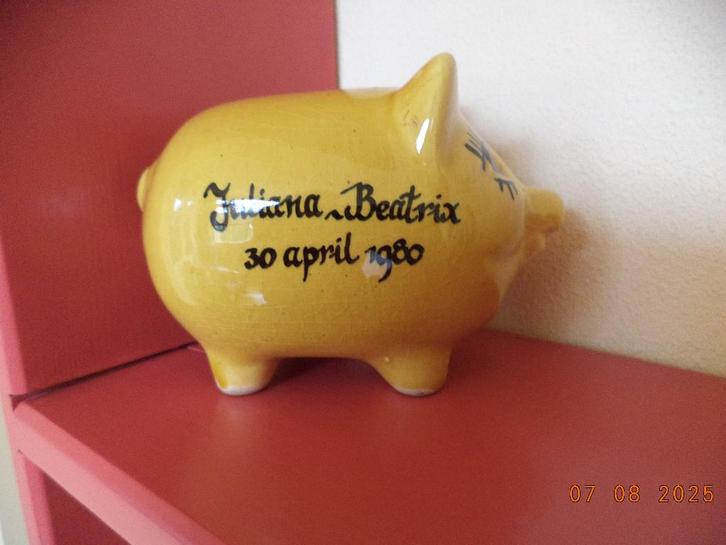 Leuke oude spaarpot tgv Juliana-Beatrix 30 april 1980, Verzamelen, Koninklijk Huis en Royalty, Zo goed als nieuw, Overige typen