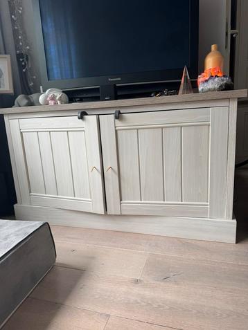 TV kast beschikbaar voor biedingen