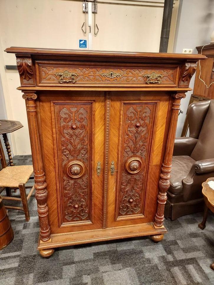 Mechelse vertico kast met snijwerk., Antiek en Kunst, Curiosa en Brocante, Ophalen