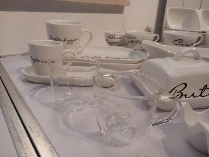 Riviera Maison Servies met de schuine letters, Huis en Inrichting, Keuken | Servies, Zo goed als nieuw, Kop(pen) en/of Schotel(s)