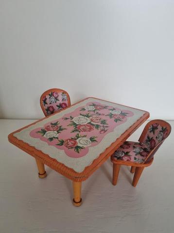 Vintage, blikken speelgoed, tafel en twee stoelen, rozen beschikbaar voor biedingen