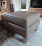 Te koop: Skalma Danish Design lederen hocker - taupe kleur, Huis en Inrichting, Ophalen, Skandinavisch / Modern / Tijdloos, Zo goed als nieuw