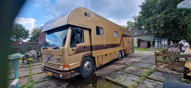 Paardenvrachtwagen Volvo FL7, Dieren en Toebehoren, Paarden en Pony's | Trailers en Aanhangwagens, Overige typen, Ophalen of Verzenden