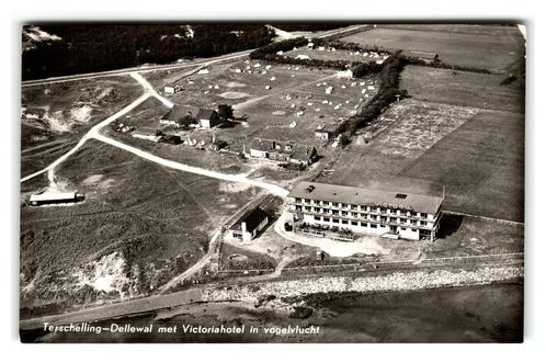 Dellewal met Victoriahotel in vogelvlucht. Terschelling, Verzamelen, Ansichtkaarten | Nederland, Gelopen, Waddeneilanden, 1960 tot 1980