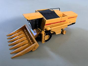 Metalen Combine New Holland TX 34 schaalmodel beschikbaar voor biedingen