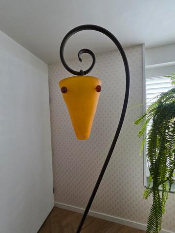 Elegante Staande Lamp met Oranje Kap beschikbaar voor biedingen