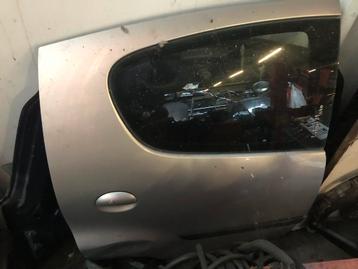 Deur rechts achter peugeot 107 urban move beschadigt beschikbaar voor biedingen