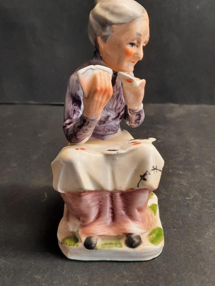 Vrouw speelt kaartspel, Verzamelen, Beelden en Beeldjes, Gebruikt, Mens, Ophalen of Verzenden