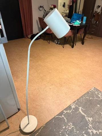 Staande witte lamp beschikbaar voor biedingen
