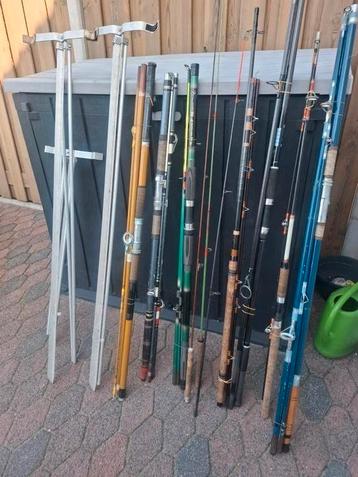 Partij 5 strandhengels en boothengel en 3 strandsteunen  beschikbaar voor biedingen