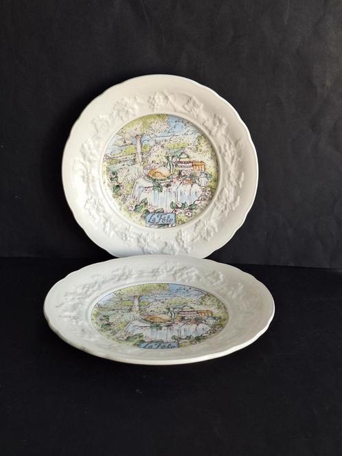 Gien 2 aardewerk borden. Serie La Fête. M.P. Boitard 1980., Huis en Inrichting, Keuken | Servies, Bord(en), Overige stijlen, Aardewerk