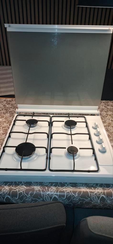 Mooi 4-pits gasfornuis, Witgoed en Apparatuur, Fornuizen, Gebruikt, Vrijstaand, Gas, 4 kookzones, 85 tot 90 cm, 45 tot 60 cm, Ophalen