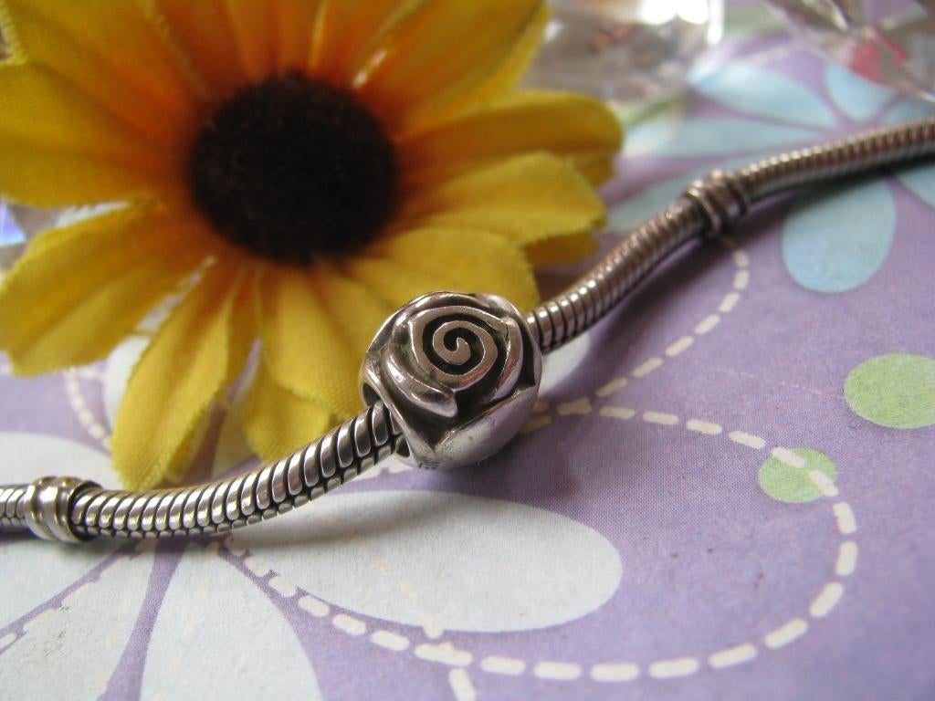 Pandora bedel P034 = roos aan 2 zijden, Sieraden, Tassen en Uiterlijk, Bedels, Pandora, Ophalen of Verzenden, Zo goed als nieuw