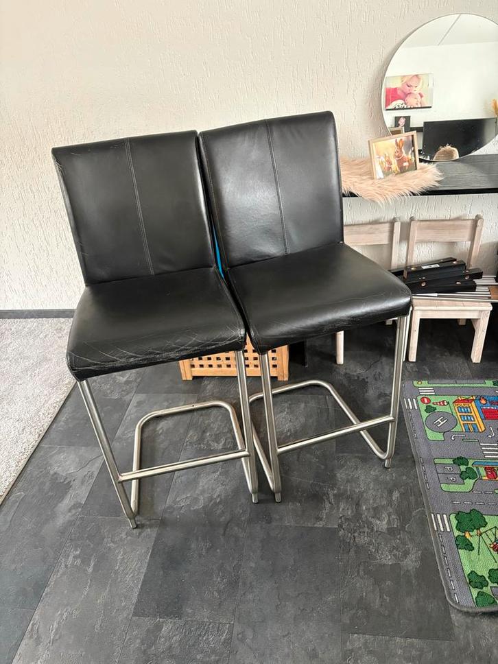 GRATIS Set van 2 zwarte barstoelen, Huis en Inrichting, Barkrukken, Gebruikt, 60 tot 90 cm, Leer, 2 krukken, Met voetsteun, Ophalen