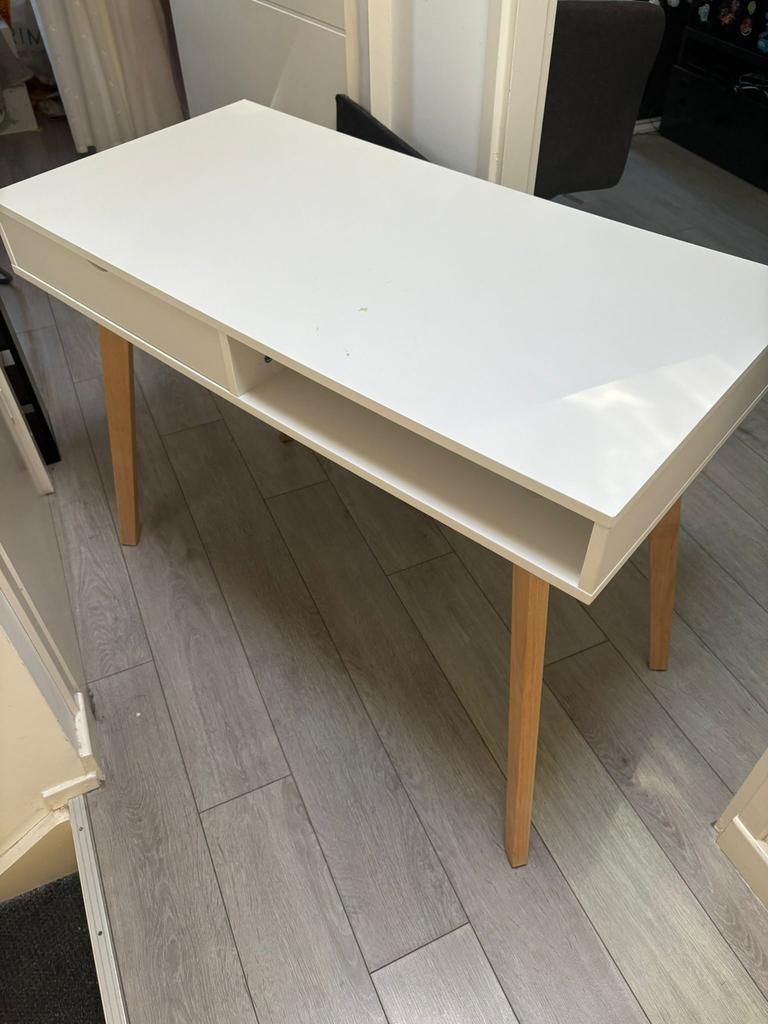 Tamholt Bureau + Abildholt bureau stoel (zie beschrijving), Ophalen, Zo goed als nieuw, Bureau