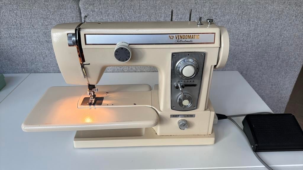 Vintage: Vendomatic B7248 Naaimachine (V&D) – Compleet!, Hobby en Vrije tijd, Naaimachines en Toebehoren, Ophalen, Zo goed als nieuw
