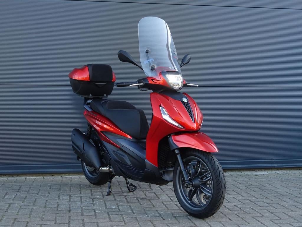 PIAGGIO BEVERLY S 400 2023 ZGAN orig NL weinig KM Topkoffer, Motoren, Motoren | Piaggio, Scooter, Onbekend, 399 cc, Onbekend